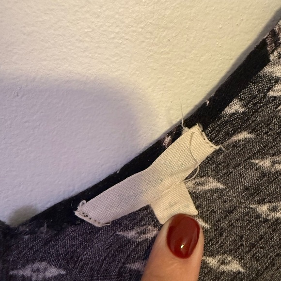 Stylish Black and White Patterned Top - Picture 4 of 5